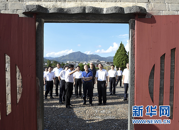 9月24日至26日，中共中央政治局常委、中央紀委書記王岐山在福建調(diào)研。這是9月24日，王岐山在上杭縣古田鎮(zhèn)參觀古田會議會址。新華社記者張鐸攝