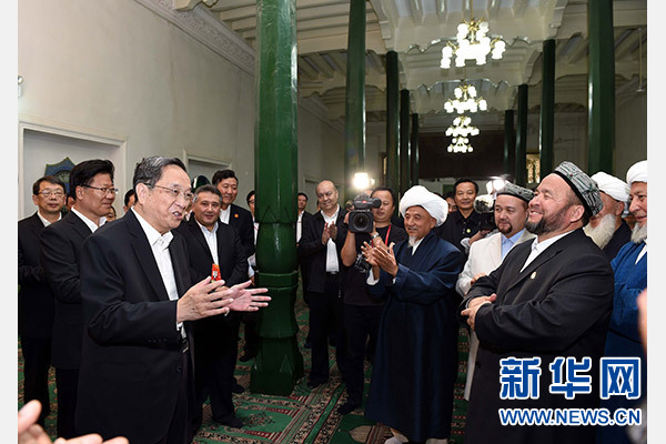 9月26日，中共中央政治局常委、全國(guó)政協(xié)主席、中央代表團(tuán)團(tuán)長(zhǎng)俞正聲率中央代表團(tuán)部分成員赴喀什看望各族干部群眾。這是俞正聲等來(lái)到喀什市艾提尕爾清真寺，與喀什地區(qū)宗教人士代表交流。新華社記者 饒愛(ài)民 攝  