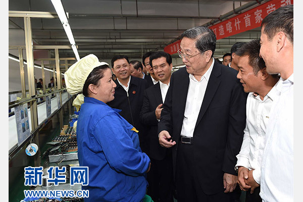 這是俞正聲等在喀什經(jīng)濟(jì)開(kāi)發(fā)區(qū)深圳產(chǎn)業(yè)園視察電子產(chǎn)品生產(chǎn)線，并與現(xiàn)場(chǎng)工人親切交流。新華社記者 饒愛(ài)民 攝