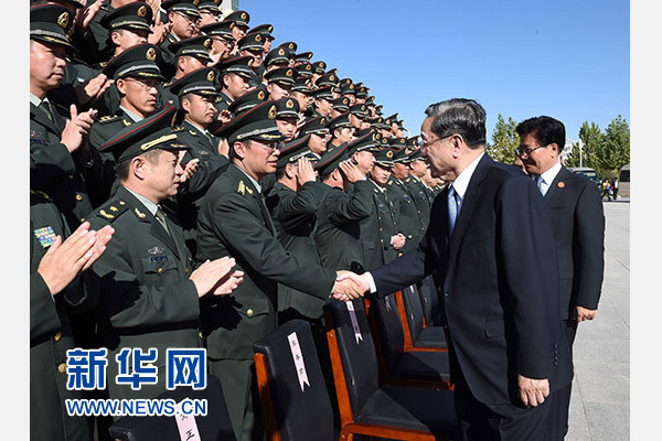 這是俞正聲等赴南疆軍區(qū)慰問(wèn)，會(huì)見(jiàn)官兵代表。新華社記者 饒愛(ài)民 攝