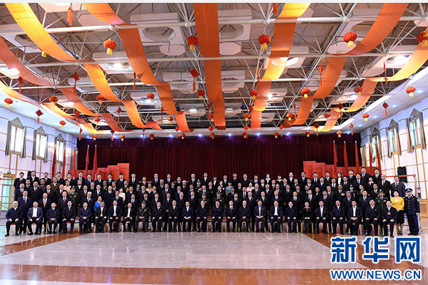 這是俞正聲同喀什地區(qū)有關(guān)負(fù)責(zé)同志、各界人士代表、援疆干部代表合影留念。新華社記者 饒愛(ài)民 攝
