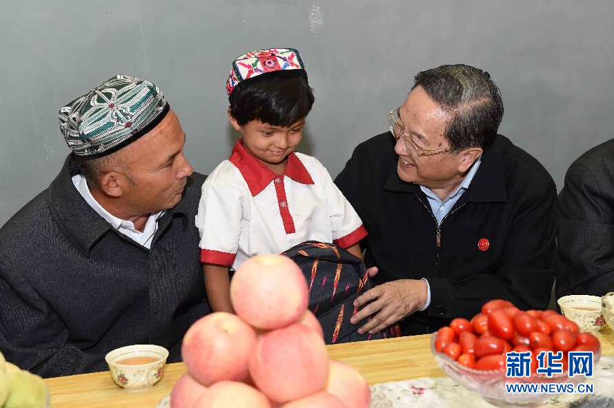 9月27日，中共中央政治局常委、全國(guó)政協(xié)主席、中央代表團(tuán)團(tuán)長(zhǎng)俞正聲率中央代表團(tuán)部分成員赴喀什地區(qū)莎車(chē)縣看望各族干部群眾。這是俞正聲到新疆生產(chǎn)建設(shè)兵團(tuán)第三師莎車(chē)農(nóng)場(chǎng)維吾爾族團(tuán)場(chǎng)職工家中看望，并向小朋友贈(zèng)送學(xué)習(xí)用品。新華社記者 饒愛(ài)民 攝