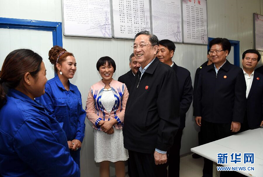 9月27日，中共中央政治局常委、全國(guó)政協(xié)主席、中央代表團(tuán)團(tuán)長(zhǎng)俞正聲率中央代表團(tuán)部分成員來(lái)到新疆英吉沙縣喀什中興手套有限公司考察。新華社記者 饒愛(ài)民 攝 