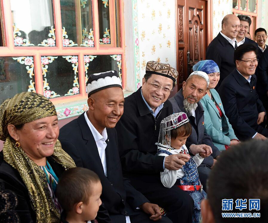9月27日，中共中央政治局常委、全國(guó)政協(xié)主席、中央代表團(tuán)團(tuán)長(zhǎng)俞正聲率中央代表團(tuán)部分成員赴喀什地區(qū)莎車(chē)縣看望各族干部群眾。這是俞正聲在莎車(chē)縣艾力西湖鎮(zhèn)21村看望維吾爾族村民阿布來(lái)提·阿不力孜一家。新華社記者 饒愛(ài)民 攝