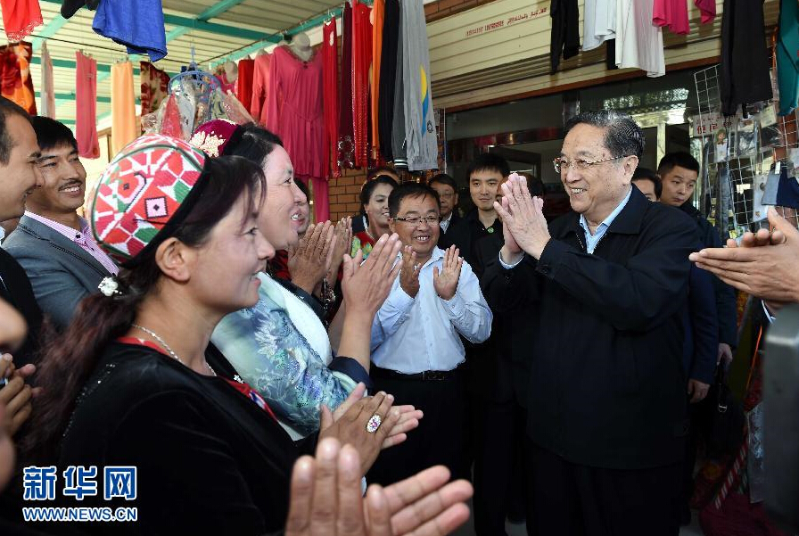 9月27日，中共中央政治局常委、全國(guó)政協(xié)主席、中央代表團(tuán)團(tuán)長(zhǎng)俞正聲率中央代表團(tuán)部分成員赴喀什地區(qū)莎車(chē)縣看望各族干部群眾。這是俞正聲在莎車(chē)縣艾力西湖鎮(zhèn)21村看望慰問(wèn)維吾爾族群眾。新華社記者 饒愛(ài)民 攝