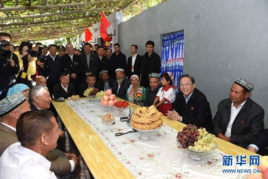 9月27日，中共中央政治局常委、全國(guó)政協(xié)主席、中央代表團(tuán)團(tuán)長(zhǎng)俞正聲率中央代表團(tuán)部分成員赴喀什地區(qū)莎車(chē)縣看望各族干部群眾。這是俞正聲到新疆生產(chǎn)建設(shè)兵團(tuán)第三師莎車(chē)農(nóng)場(chǎng)維吾爾族團(tuán)場(chǎng)職工家中看望。新華社記者 饒愛(ài)民 攝