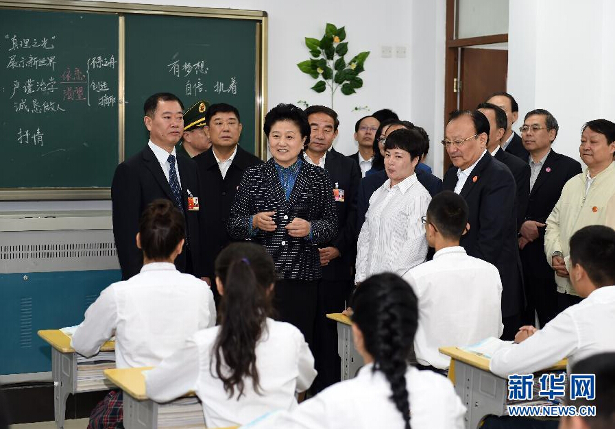 9月27日，中共中央政治局委員、國(guó)務(wù)院副總理、中央代表團(tuán)副團(tuán)長(zhǎng)劉延?xùn)|率中央代表團(tuán)分團(tuán)，帶著黨中央、國(guó)務(wù)院的親切關(guān)懷和全國(guó)各族人民的深切情誼，來(lái)到和田地區(qū)、阿克蘇地區(qū)慰問(wèn)各族干部群眾，并祝賀大家中秋節(jié)快樂(lè)。這是劉延?xùn)|視察對(duì)口援建的和田天津中學(xué)。新華社記者 張領(lǐng) 攝