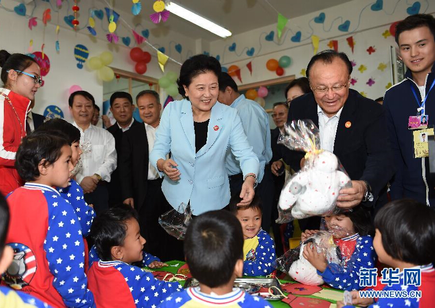 9月27日，中共中央政治局委員、國(guó)務(wù)院副總理、中央代表團(tuán)副團(tuán)長(zhǎng)劉延?xùn)|率中央代表團(tuán)分團(tuán)，帶著黨中央、國(guó)務(wù)院的親切關(guān)懷和全國(guó)各族人民的深切情誼，來(lái)到和田地區(qū)、阿克蘇地區(qū)慰問(wèn)各族干部群眾，并祝賀大家中秋節(jié)快樂(lè)。這是劉延?xùn)|在阿克蘇市“雙語(yǔ)”幼兒園與孩子們?cè)谝黄?。新華社記者 張領(lǐng) 攝