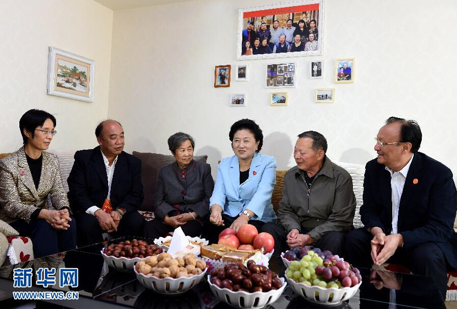 9月27日，中共中央政治局委員、國(guó)務(wù)院副總理、中央代表團(tuán)副團(tuán)長(zhǎng)劉延?xùn)|率中央代表團(tuán)分團(tuán)，帶著黨中央、國(guó)務(wù)院的親切關(guān)懷和全國(guó)各族人民的深切情誼，來(lái)到和田地區(qū)、阿克蘇地區(qū)慰問(wèn)各族干部群眾，并祝賀大家中秋節(jié)快樂(lè)。這是劉延?xùn)|來(lái)到新疆生產(chǎn)建設(shè)兵團(tuán)第一師五團(tuán)團(tuán)場(chǎng)退休職工包春祥家中慰問(wèn)。新華社記者 張領(lǐng) 攝