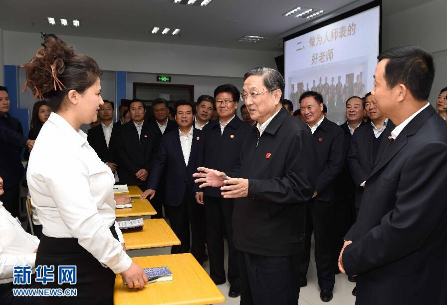 9月28日，中共中央政治局常委、全國政協(xié)主席、中央代表團團長俞正聲率中央代表團部分成員赴祖國最西端的新疆克孜勒蘇柯爾克孜自治州看望慰問各族干部群眾。這是俞正聲來到克州雙語師資培訓學校，與老師、學員交流談心。新華社記者 饒愛民 攝