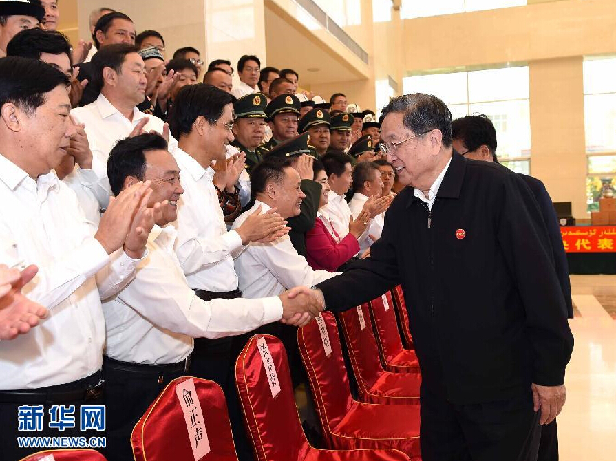 9月28日，中共中央政治局常委、全國政協(xié)主席、中央代表團團長俞正聲率中央代表團部分成員赴祖國最西端的新疆克孜勒蘇柯爾克孜自治州看望慰問各族干部群眾。這是俞正聲接見克州有關(guān)負責同志、各界人士代表和援疆干部代表。新華社記者 饒愛民 攝