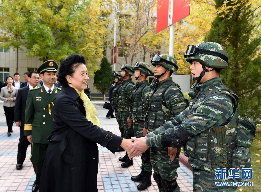 9月28日，中共中央政治局委員、國(guó)務(wù)院副總理、中央代表團(tuán)副團(tuán)長(zhǎng)劉延?xùn)|率中央代表團(tuán)分團(tuán)赴阿克蘇地區(qū)、伊犁哈薩克自治州慰問(wèn)，與各族干部群眾共度節(jié)日、共享歡樂(lè)。這是劉延?xùn)|在伊犁武警8660部隊(duì)駐地慰問(wèn)官兵。新華社記者張領(lǐng)攝