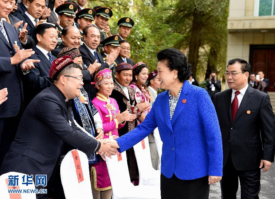 9月28日，中共中央政治局委員、國(guó)務(wù)院副總理、中央代表團(tuán)副團(tuán)長(zhǎng)劉延?xùn)|率中央代表團(tuán)分團(tuán)赴阿克蘇地區(qū)、伊犁哈薩克自治州慰問(wèn)，與各族干部群眾共度節(jié)日、共享歡樂(lè)。這是劉延?xùn)|接見(jiàn)伊犁黨政軍負(fù)責(zé)同志和各族各界人士、先進(jìn)模范、援疆干部代表等。新華社記者張領(lǐng)攝