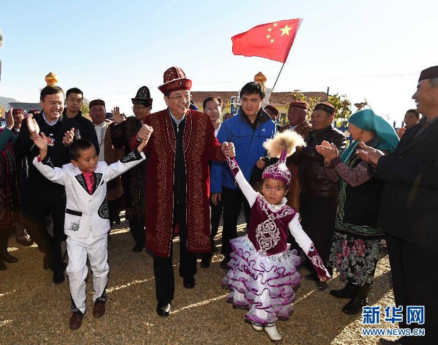 9月29日，中共中央政治局常委、全國(guó)政協(xié)主席、中央代表團(tuán)團(tuán)長(zhǎng)俞正聲率中央代表團(tuán)部分成員赴阿勒泰地區(qū)看望各族干部群眾。這是俞正聲來(lái)到布爾津縣也拉曼牧民定居新村看望哈薩克族牧民。新華社記者 高潔 攝