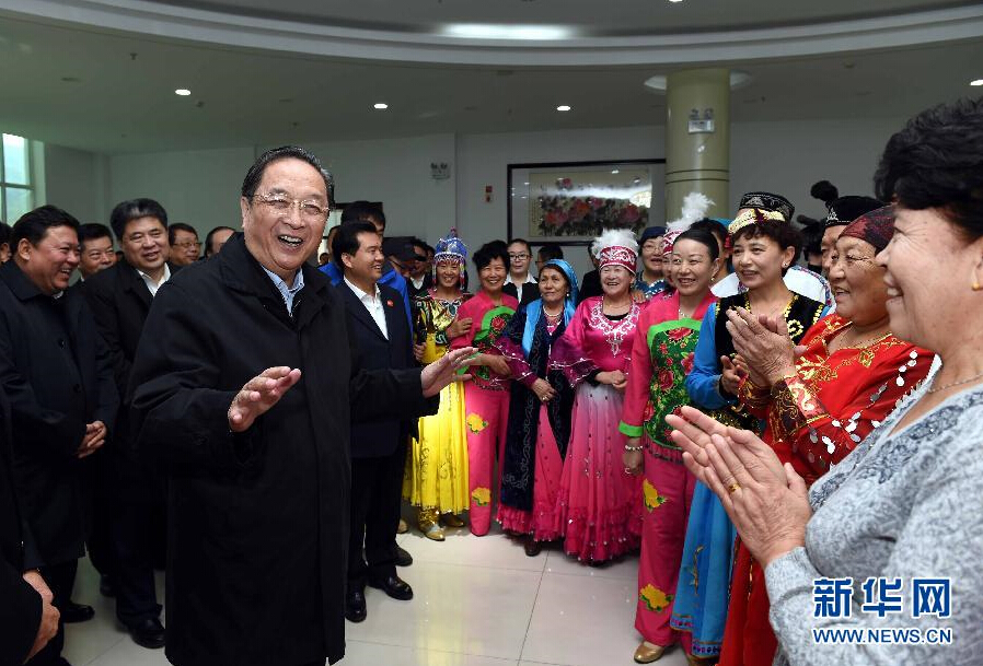 9月29日，中共中央政治局常委、全國(guó)政協(xié)主席、中央代表團(tuán)團(tuán)長(zhǎng)俞正聲率中央代表團(tuán)部分成員赴阿勒泰地區(qū)看望各族干部群眾。這是俞正聲來(lái)到阿勒泰地區(qū)老年人活動(dòng)中心慰問(wèn)群眾。新華社記者 饒愛(ài)民 攝