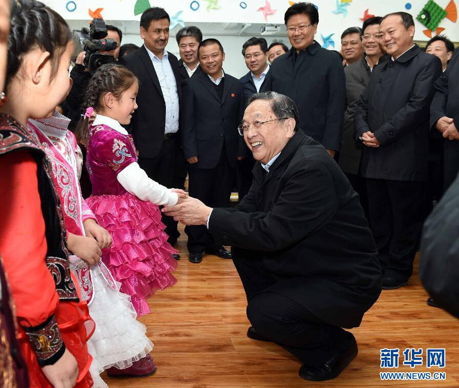 9月29日，中共中央政治局常委、全國(guó)政協(xié)主席、中央代表團(tuán)團(tuán)長(zhǎng)俞正聲率中央代表團(tuán)部分成員赴阿勒泰地區(qū)看望各族干部群眾。這是俞正聲來(lái)到布爾津縣也拉曼牧民定居新村幼兒園，同小朋友交流。新華社記者 饒愛(ài)民 攝