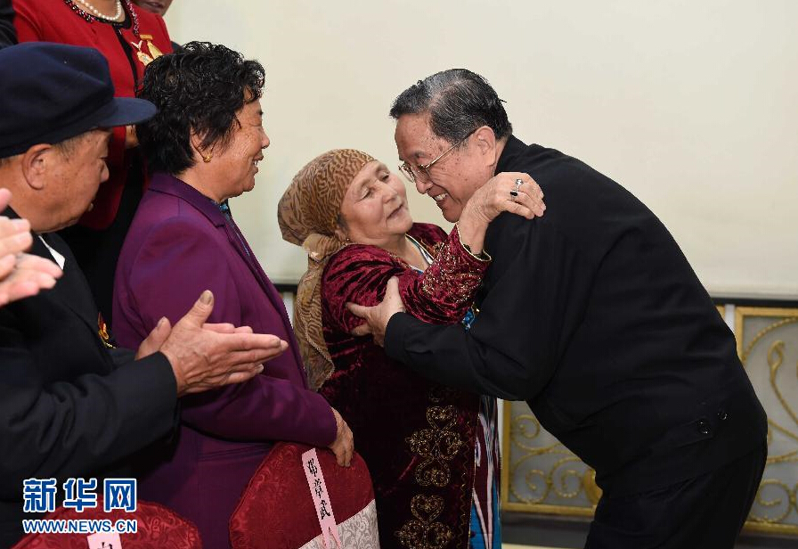 9月29日，中共中央政治局常委、全國(guó)政協(xié)主席、中央代表團(tuán)團(tuán)長(zhǎng)俞正聲率中央代表團(tuán)部分成員赴阿勒泰地區(qū)看望各族干部群眾。這是俞正聲接見(jiàn)阿勒泰地區(qū)有關(guān)負(fù)責(zé)同志、各界人士代表和援疆干部代表時(shí)與維吾爾族老人阿尼帕·阿力馬洪親切擁抱。阿尼帕·阿力馬洪先后收養(yǎng)漢、回、維吾爾、哈薩克4個(gè)民族的10個(gè)孤兒。新華社記者 饒愛(ài)民 攝 