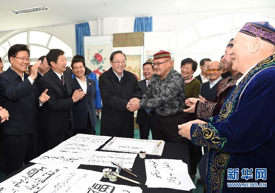 9月29日，中共中央政治局常委、全國(guó)政協(xié)主席、中央代表團(tuán)團(tuán)長(zhǎng)俞正聲率中央代表團(tuán)部分成員赴阿勒泰地區(qū)看望各族干部群眾。這是俞正聲來(lái)到阿勒泰地區(qū)老年人活動(dòng)中心，觀看老同志書畫展，同老同志親切交談。新華社記者 高潔 攝