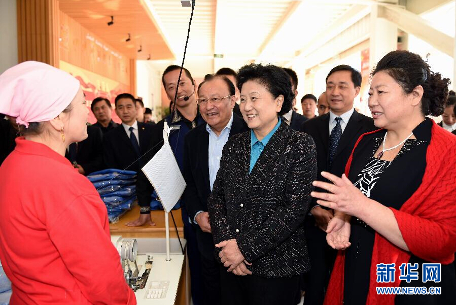 9月29日，中共中央政治局委員、國務(wù)院副總理、中央代表團(tuán)副團(tuán)長(zhǎng)劉延?xùn)|率中央代表團(tuán)分團(tuán)在伊犁哈薩克自治州看望慰問各族干部群眾。這是劉延?xùn)|來到伊寧市坤漠服裝有限公司考察慰問，與維吾爾族女工阿里雅·克里木親切交談。新華社記者張領(lǐng)攝
