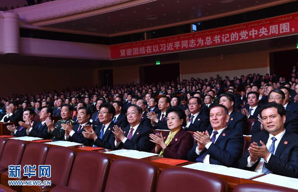     9月30日，慶祝新疆維吾爾自治區(qū)成立60周年文藝晚會(huì)《新疆禮贊》在新疆人民會(huì)堂精彩呈現(xiàn)。中共中央政治局常委、全國(guó)政協(xié)主席、中央代表團(tuán)團(tuán)長(zhǎng)俞正聲，與2000余名各族群眾代表一起觀看演出。新華社記者 饒愛民 攝