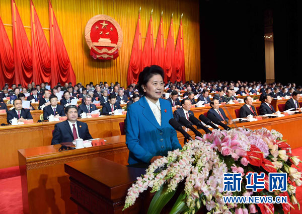 10月1日，慶祝中華人民共和國成立66周年暨新疆維吾爾自治區(qū)成立60周年大會在新疆人民會堂隆重舉行。這是中共中央政治局委員、國務(wù)院副總理、中央代表團副團長劉延東宣讀中共中央、全國人大常委會、國務(wù)院、全國政協(xié)、中央軍委關(guān)于慶祝新疆維吾爾自治區(qū)成立60周年的賀電。新華社記者 饒愛民 攝 