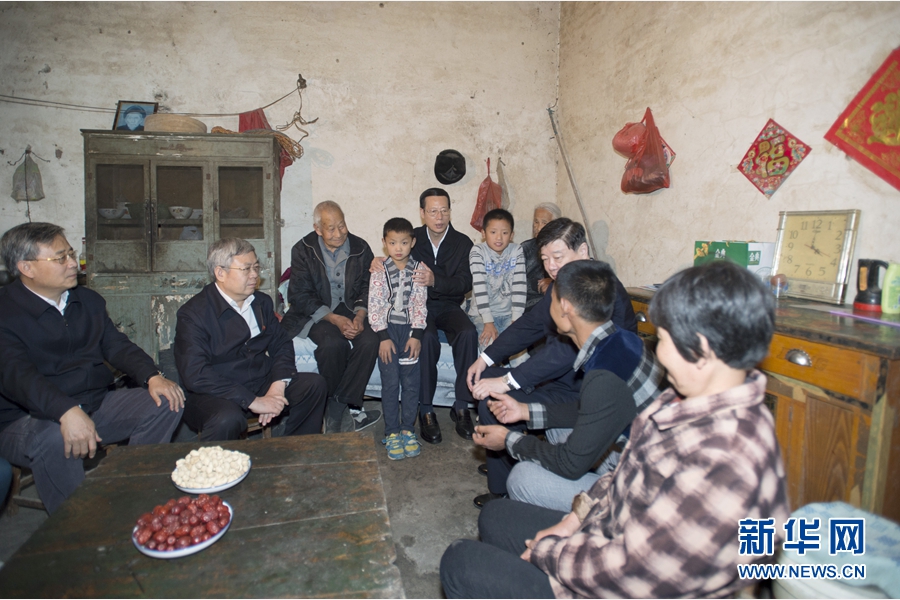 10月22日至23日，中共中央政治局常委、國務(wù)院副總理張高麗在山東調(diào)研扶貧工作情況。這是10月22日，張高麗在菏澤市巨野縣田莊鎮(zhèn)后屯村入戶看望生活困難村民。 新華社記者 王曄 攝
