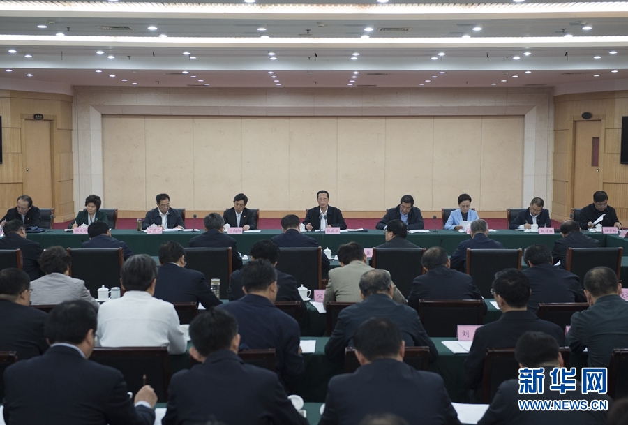 10月22日至23日，中共中央政治局常委、國務(wù)院副總理張高麗在山東調(diào)研扶貧工作情況。這是10月23日，張高麗在菏澤市主持召開扶貧工作座談會。 新華社記者 王曄 攝