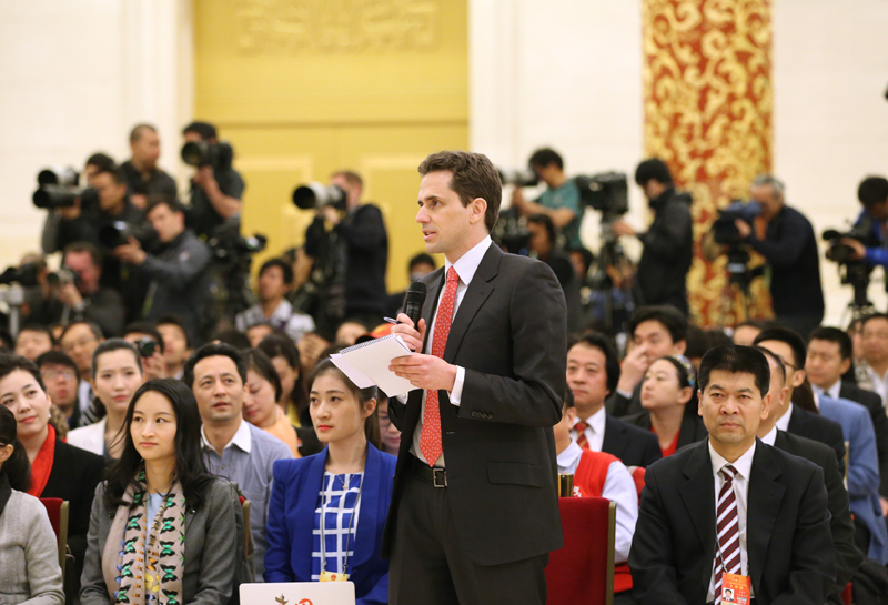 3月15日，國務(wù)院總理李克強在北京人民大會堂與中外記者見面，并回答記者提問。這是一位記者在提問。 新華社記者 劉衛(wèi)兵攝