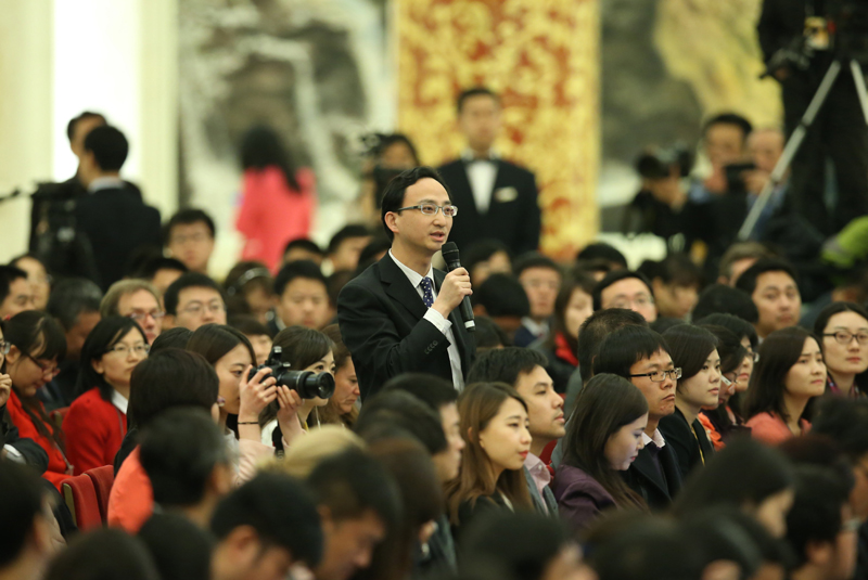 3月15日，國務(wù)院總理李克強在北京人民大會堂與中外記者見面，并回答記者提問。這是一位記者在提問。 新華社記者 龐興雷 攝