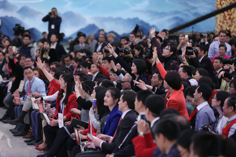 3月15日，國務(wù)院總理李克強在北京人民大會堂與中外記者見面，并回答記者提問。這是記者舉手爭取提問機會。 新華社記者 才揚 攝