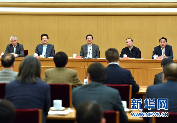 4月8日，中共中央政治局委員、中央書記處書記、中宣部部長劉奇葆在北京同講好中國故事專家學者、文化交流使者研討班學員座談。 新華社記者李濤 攝
