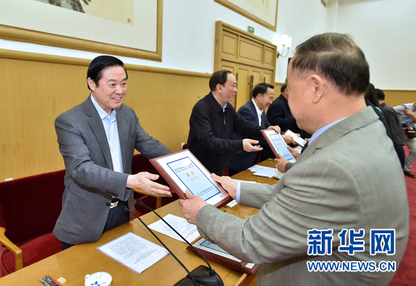 4月8日，中共中央政治局委員、中央書記處書記、中宣部部長劉奇葆在北京同講好中國故事專家學者、文化交流使者研討班學員座談。這是劉奇葆在座談會上向獲得講好中國故事文化交流使者稱號的代表頒發(fā)證書。新華社記者 李濤 攝