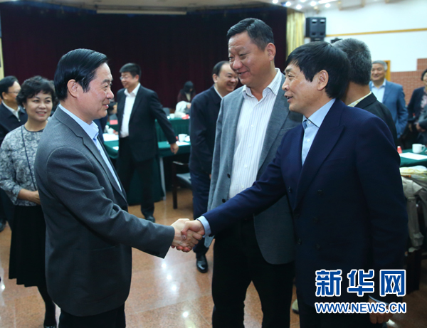 4月12日，中共中央政治局委員、中央書記處書記、中宣部部長(zhǎng)劉奇葆在北京出席“走向世界的中國兒童文學(xué)”座談會(huì)并講話。這是座談會(huì)后，劉奇葆與國際安徒生獎(jiǎng)獲得者、兒童文學(xué)作家曹文軒握手。新華社記者丁海濤攝