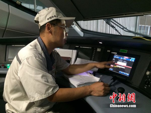 中車青島四方機(jī)車車輛股份有限公司高鐵調(diào)試高級(jí)技師周勇在演示調(diào)試過程。中新網(wǎng) 邱宇 攝