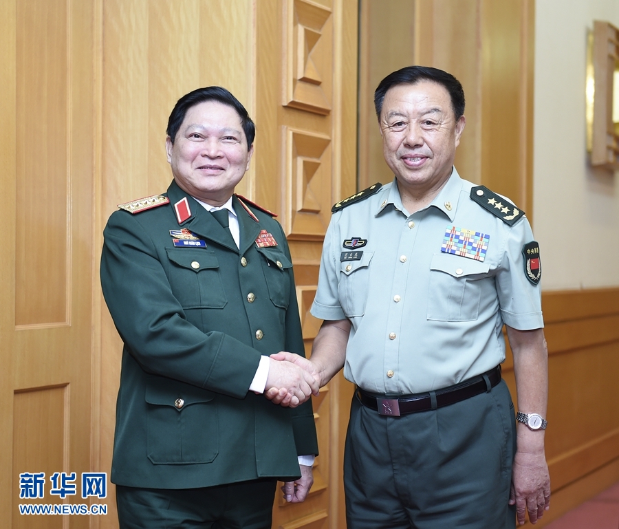 8月29日，中共中央政治局委員、中央軍委副主席范長龍?jiān)诒本?huì)見越南共產(chǎn)黨中央政治局委員、國防部長吳春歷。 新華社記者張領(lǐng)攝