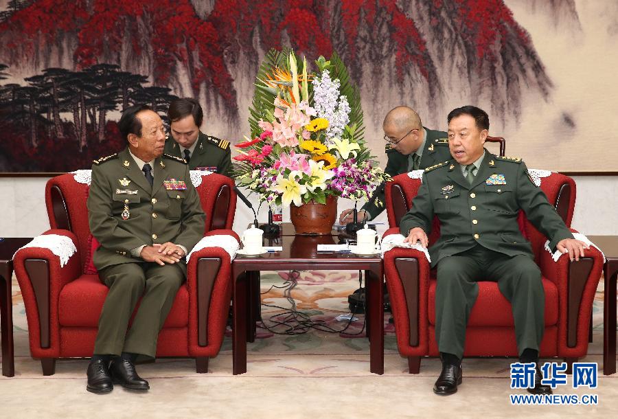 10月13日，中央軍委副主席范長龍在北京會見柬埔寨王國副首相兼國防大臣迪班。 新華社記者 馬占成 攝 