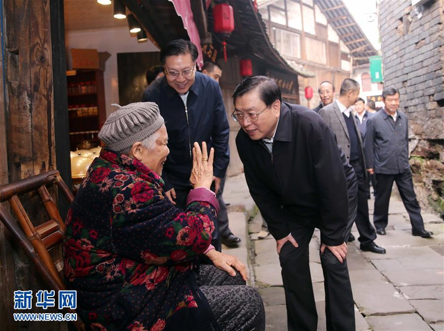 這是11月21日，張德江在宜賓李莊鎮(zhèn)同濟社區(qū)與居民親切交談。 新華社記者 劉衛(wèi)兵 攝 