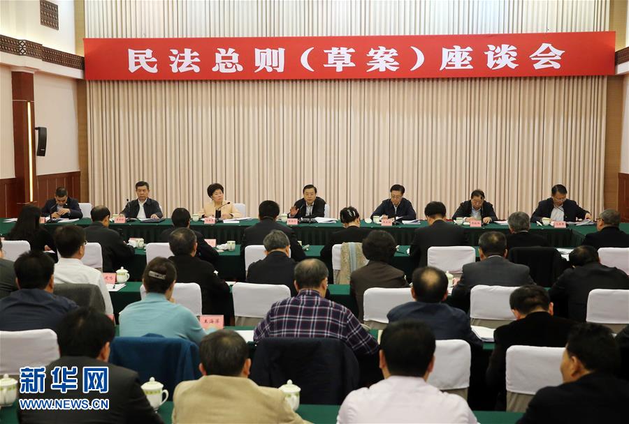 這是11月23日，張德江在成都主持召開座談會，11個?。▍^(qū)、市）人大常委會負責同志、部分全國人大代表、法律工作者及專家學者參加會議。新華社記者 劉衛(wèi)兵 攝 
