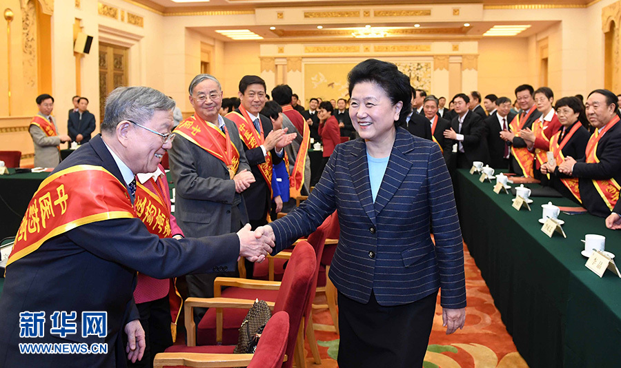 12月29日，中共中央政治局委員、國務(wù)院副總理劉延?xùn)|在北京與中醫(yī)藥高等學(xué)校教學(xué)名師座談。這是座談會前，劉延?xùn)|與獲得表彰的教師握手。新華社記者 張鐸 攝