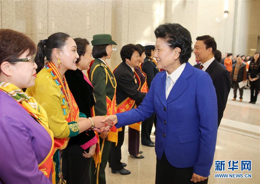 3月8日，由全國婦聯(lián)主辦的“三八”國際婦女節(jié)紀念暨表彰大會在北京舉行。中共中央政治局委員、國務院副總理劉延東，中共中央政治局委員、國家副主席李源潮會見受表彰的先進代表。新華社記者殷剛攝