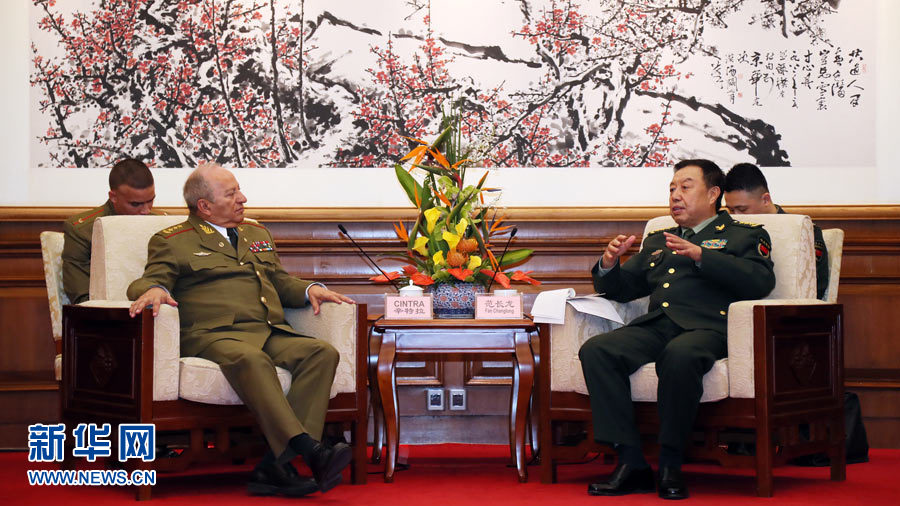 3月28日，中央軍委副主席范長龍?jiān)诒本┽烎~臺(tái)國賓館會(huì)見來華訪問的古巴革命武裝力量部部長萊奧波爾多·辛特拉。 新華社發(fā)（劉芳 攝） 