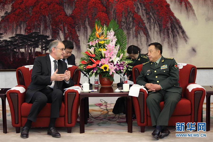 3月31日，中央軍委副主席范長(zhǎng)龍?jiān)诒本?huì)見(jiàn)來(lái)訪的瑞士國(guó)防、民防和體育部長(zhǎng)帕莫蘭。 新華社記者 劉芳 攝