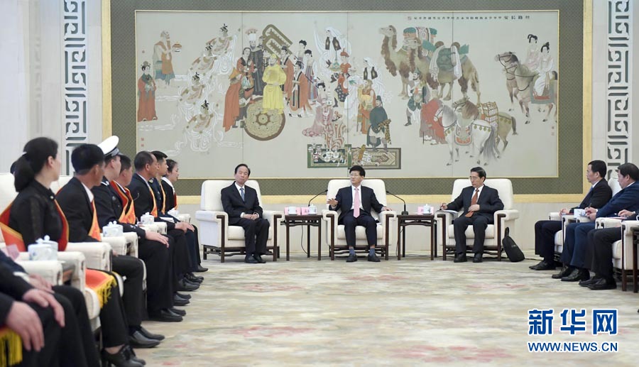 4月24日，第十三屆全國見義勇為英雄模范表彰大會(huì)在北京人民大會(huì)堂召開。會(huì)前，中共中央政治局委員、中央政法委書記孟建柱與見義勇為英雄模范及家屬代表座談。國務(wù)委員、公安部部長郭聲琨出席座談會(huì)并在表彰大會(huì)上講話。新華社記者 張鐸 攝