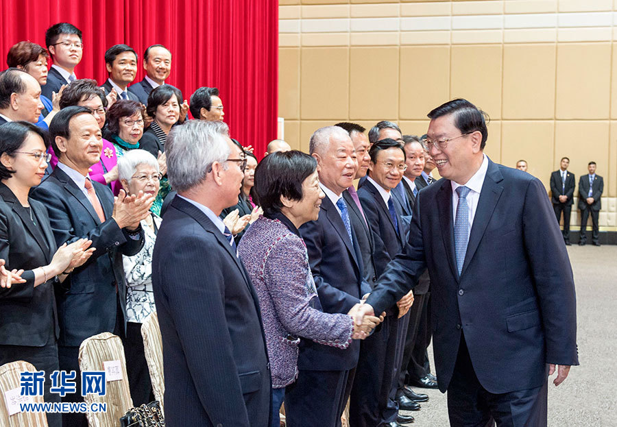5月8日至10日，中共中央政治局常委、全國人大常委會(huì)委員長張德江視察澳門特別行政區(qū)。這是5月9日，張德江與澳門社會(huì)各界人士代表座談。新華社記者 李學(xué)仁 攝