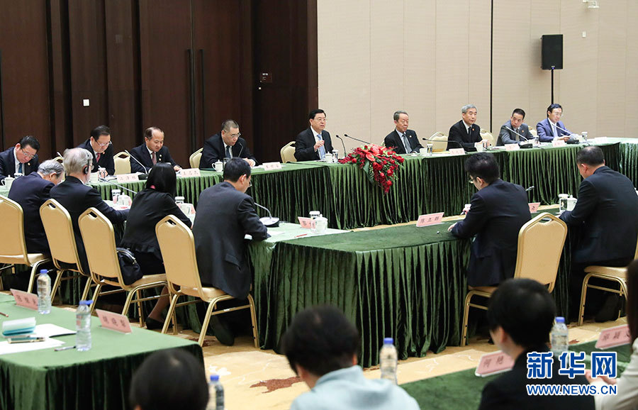 5月8日至10日，中共中央政治局常委、全國人大常委會(huì)委員長張德江視察澳門特別行政區(qū)。這是5月10日，張德江與教育工作者和學(xué)生代表座談。新華社記者 龐興雷 攝