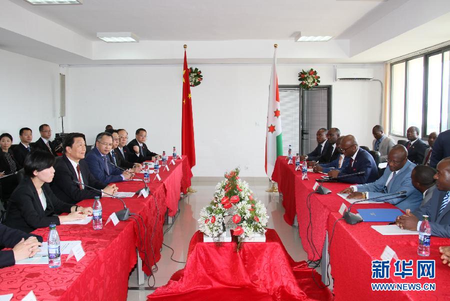 5月11日，中國(guó)國(guó)家副主席李源潮在布瓊布拉與布隆迪第一副總統(tǒng)辛迪姆沃和第二副總統(tǒng)布托雷舉行會(huì)談。 新華社記者呂天然攝 