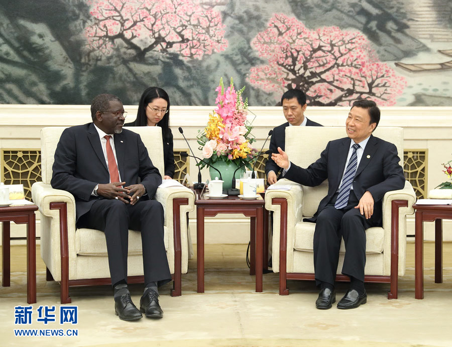 5月15日，國(guó)家副主席、中國(guó)紅十字會(huì)名譽(yù)會(huì)長(zhǎng)李源潮在北京會(huì)見來華出席“一帶一路”國(guó)際合作高峰論壇的紅十字會(huì)與紅新月會(huì)國(guó)際聯(lián)合會(huì)秘書長(zhǎng)阿西。新華社記者 王曄 攝