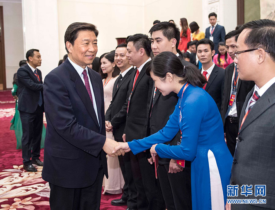 5月22日，中共中央政治局委員、國家副主席李源潮在北京會(huì)見越南胡志明共青團(tuán)中央書記處第一書記黎國鋒率領(lǐng)的越南青年代表團(tuán)。 新華社記者李濤 攝
