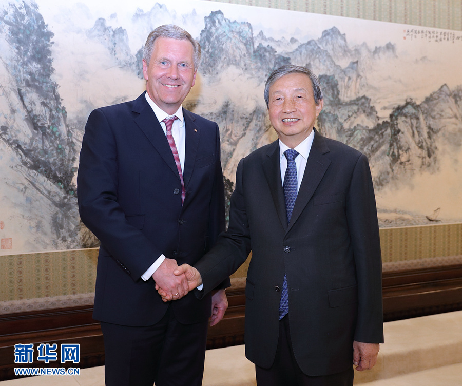 6月13日，國(guó)務(wù)院副總理馬凱在北京中南海紫光閣會(huì)見(jiàn)德國(guó)前總統(tǒng)、全球中小企業(yè)聯(lián)盟全球主席武爾夫。 新華社記者 王曄 攝 