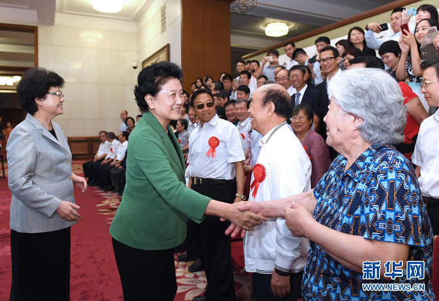 6月16日，中共中央政治局委員、國務院副總理劉延東在北京看望出席中國人口福利基金會成立30周年座談會的歷屆“中華人口獎”獲獎者代表。新華社記者 饒愛民 攝